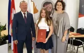 Stypendystka w towarzystw w&oacute;jta i pani dyrektor. Zdjęcie po odebraniu nagrody. 