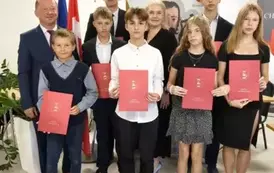 Zdjęcie grupowe uczni&oacute;w 