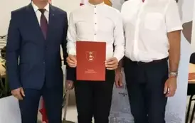 Na zdjęciu nagrodzona uczeń w towarzystwie W&oacute;jta oraz Pani dyrektor.