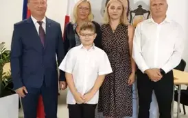 Na zdjęciu nagrodzona uczeń w towarzystwie W&oacute;jta oraz Pani dyrektor., mama oraz dyrektor szkoły 