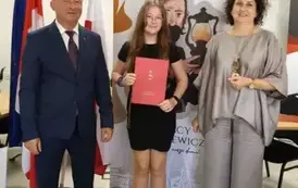 Na zdjęciu nagrodzona uczennica w towarzystwie W&oacute;jta oraz Pani dyrektor. 