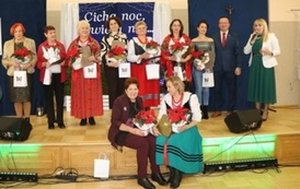 Grupowe zdjecie Pan w K&oacute;ł Gospodyń Wiejskich oraz Stowarzyszeń, przygotowujących wydarzenie o kt&oacute;rym jest mowa. 