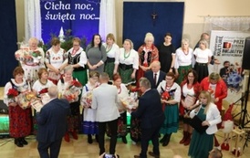 Grupowe zdjecie Pan w K&oacute;ł Gospodyń Wiejskich oraz Stowarzyszeń, przygotowujących wydarzenie o kt&oacute;rym jest mowa. 