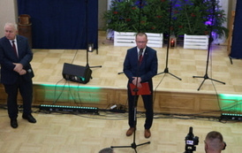 PRzemowa W&oacute;jta Gminy Chork&oacute;wka, mężczyzna ubrany jest w ciemny garnitur. 
