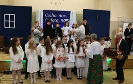 Dzieci odświętnie ubrane już po zakończonym występie otrzymują słodkie upominki. 