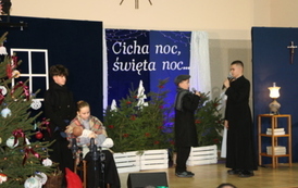 Scena udekorowana w zimowym klimacie. Dalsza część inscenizacji w aktorem w stroju ksiedza. 