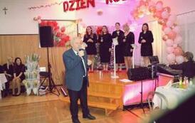 Pięć kobiet na cenie, a pzred scena mężczyzna z mikrofonem, konferansjer zapowiadający ich występ. 