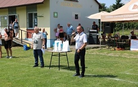 Seria dynamicznych i pozowanych zdjęć z amatorskiego turnieju piłki nożnej, kt&oacute;ry odbył się w pogodny, słoneczny dzień na trawiastym boisku otoczonym brzozami. Zdjęcia przedstawiają pełny przebieg wydarzenia sportowego. Galeria zawiera pozowane fotografie