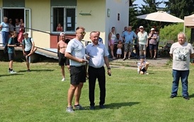 Seria dynamicznych i pozowanych zdjęć z amatorskiego turnieju piłki nożnej, kt&oacute;ry odbył się w pogodny, słoneczny dzień na trawiastym boisku otoczonym brzozami. Zdjęcia przedstawiają pełny przebieg wydarzenia sportowego. Galeria zawiera pozowane fotografie