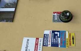 15 defibrylator&oacute;w AED dla bezpieczeństwa mieszkańc&oacute;w Gminy Chork&oacute;wka!  Na budynkach wszystkich 15 jednostek Ochotniczych Straży Pożarnych na terenie Gminy Chork&oacute;wka zamontowano nowoczesne, p&oacute;łautomatyczne defibrylatory AED w og&oacute;lnodostępnych, zewnętrznych