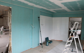 Dokumentacja fotograficzna przedstawia intensywne prace remontowe prowadzone wewnątrz Domu Ludowego w Kopytowej &ndash; Stanowiskach. Obrazy ukazują obiekt w fazie zaawansowanej modernizacji, łącząc widoki surowej przestrzeni budowlanej z elementami wykończenio