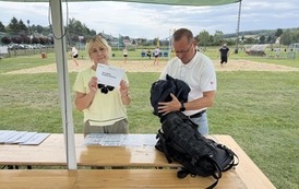 Seria fotografii dokumentujących plenerowe wydarzenie edukacyjne &bdquo;Akademia OLiOC&rdquo;, kt&oacute;re odbyło się na boisku trawiastym w Kopytowej pod patronatem Gminy Chork&oacute;wka. Zdjęcia przedstawiają praktyczne warsztaty z pierwszej pomocy przedmedycznej oraz prezenta