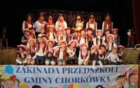 Grupowe zdjęcie dzieci w stylizacjach kowbojskich. 
