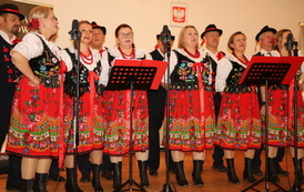 Zdjęcia z uroczystości Złotych God&oacute;w w Domu Ludowym w Zręcinie. Przedstawiają one występy męskiej sekcji Zespołu Śpiewaczego &bdquo;Chorkowianie&rdquo; w tradycyjnych strojach ludowych, oficjalne wystąpienie władz gminy Chork&oacute;wka oraz pamiątkowe kadry z jubilatami odznaczonymi Medalami za Długoletnie Pożycie Małżeńskie.