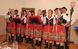 Zdjęcia z uroczystości Złotych God&oacute;w w Domu Ludowym w Zręcinie. Przedstawiają one występy męskiej sekcji Zespołu Śpiewaczego &bdquo;Chorkowianie&rdquo; w tradycyjnych strojach ludowych, oficjalne wystąpienie władz gminy Chork&oacute;wka oraz pamiątkowe kadry z jubilatami odznaczonymi Medalami za Długoletnie Pożycie Małżeńskie.