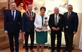 Zdjęcia z uroczystości Złotych God&oacute;w w Domu Ludowym w Zręcinie. Przedstawiają one występy męskiej sekcji Zespołu Śpiewaczego &bdquo;Chorkowianie&rdquo; w tradycyjnych strojach ludowych, oficjalne wystąpienie władz gminy Chork&oacute;wka oraz pamiątkowe kadry z jubilatami odznaczonymi Medalami za Długoletnie Pożycie Małżeńskie.