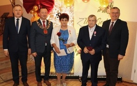 Zdjęcia z uroczystości Złotych God&oacute;w w Domu Ludowym w Zręcinie. Przedstawiają one występy męskiej sekcji Zespołu Śpiewaczego &bdquo;Chorkowianie&rdquo; w tradycyjnych strojach ludowych, oficjalne wystąpienie władz gminy Chork&oacute;wka oraz pamiątkowe kadry z jubilatami odznaczonymi Medalami za Długoletnie Pożycie Małżeńskie.