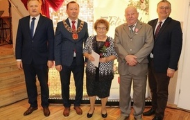 Zdjęcia z uroczystości Złotych God&oacute;w w Domu Ludowym w Zręcinie. Przedstawiają one występy męskiej sekcji Zespołu Śpiewaczego &bdquo;Chorkowianie&rdquo; w tradycyjnych strojach ludowych, oficjalne wystąpienie władz gminy Chork&oacute;wka oraz pamiątkowe kadry z jubilatami odznaczonymi Medalami za Długoletnie Pożycie Małżeńskie.