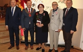 Zdjęcia z uroczystości Złotych God&oacute;w w Domu Ludowym w Zręcinie. Przedstawiają one występy męskiej sekcji Zespołu Śpiewaczego &bdquo;Chorkowianie&rdquo; w tradycyjnych strojach ludowych, oficjalne wystąpienie władz gminy Chork&oacute;wka oraz pamiątkowe kadry z jubilatami odznaczonymi Medalami za Długoletnie Pożycie Małżeńskie.