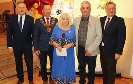 Zdjęcia z uroczystości Złotych God&oacute;w w Domu Ludowym w Zręcinie. Przedstawiają one występy męskiej sekcji Zespołu Śpiewaczego &bdquo;Chorkowianie&rdquo; w tradycyjnych strojach ludowych, oficjalne wystąpienie władz gminy Chork&oacute;wka oraz pamiątkowe kadry z jubilatami odznaczonymi Medalami za Długoletnie Pożycie Małżeńskie.