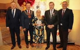 Zdjęcia z uroczystości Złotych God&oacute;w w Domu Ludowym w Zręcinie. Przedstawiają one występy męskiej sekcji Zespołu Śpiewaczego &bdquo;Chorkowianie&rdquo; w tradycyjnych strojach ludowych, oficjalne wystąpienie władz gminy Chork&oacute;wka oraz pamiątkowe kadry z jubilatami odznaczonymi Medalami za Długoletnie Pożycie Małżeńskie.