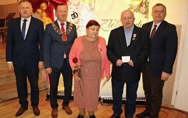 Zdjęcia z uroczystości Złotych God&oacute;w w Domu Ludowym w Zręcinie. Przedstawiają one występy męskiej sekcji Zespołu Śpiewaczego &bdquo;Chorkowianie&rdquo; w tradycyjnych strojach ludowych, oficjalne wystąpienie władz gminy Chork&oacute;wka oraz pamiątkowe kadry z jubilatami odznaczonymi Medalami za Długoletnie Pożycie Małżeńskie.