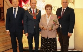 Zdjęcia z uroczystości Złotych God&oacute;w w Domu Ludowym w Zręcinie. Przedstawiają one występy męskiej sekcji Zespołu Śpiewaczego &bdquo;Chorkowianie&rdquo; w tradycyjnych strojach ludowych, oficjalne wystąpienie władz gminy Chork&oacute;wka oraz pamiątkowe kadry z jubilatami odznaczonymi Medalami za Długoletnie Pożycie Małżeńskie.