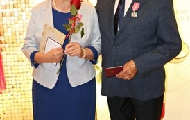 Zdjęcia z uroczystości Złotych God&oacute;w w Domu Ludowym w Zręcinie. Przedstawiają one występy męskiej sekcji Zespołu Śpiewaczego &bdquo;Chorkowianie&rdquo; w tradycyjnych strojach ludowych, oficjalne wystąpienie władz gminy Chork&oacute;wka oraz pamiątkowe kadry z jubilatami odznaczonymi Medalami za Długoletnie Pożycie Małżeńskie.