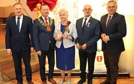 Zdjęcia z uroczystości Złotych God&oacute;w w Domu Ludowym w Zręcinie. Przedstawiają one występy męskiej sekcji Zespołu Śpiewaczego &bdquo;Chorkowianie&rdquo; w tradycyjnych strojach ludowych, oficjalne wystąpienie władz gminy Chork&oacute;wka oraz pamiątkowe kadry z jubilatami odznaczonymi Medalami za Długoletnie Pożycie Małżeńskie.