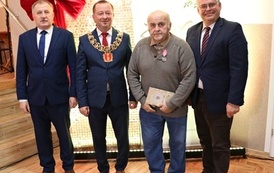 Zdjęcia z uroczystości Złotych God&oacute;w w Domu Ludowym w Zręcinie. Przedstawiają one występy męskiej sekcji Zespołu Śpiewaczego &bdquo;Chorkowianie&rdquo; w tradycyjnych strojach ludowych, oficjalne wystąpienie władz gminy Chork&oacute;wka oraz pamiątkowe kadry z jubilatami odznaczonymi Medalami za Długoletnie Pożycie Małżeńskie.