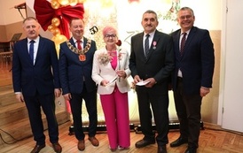 Zdjęcia z uroczystości Złotych God&oacute;w w Domu Ludowym w Zręcinie. Przedstawiają one występy męskiej sekcji Zespołu Śpiewaczego &bdquo;Chorkowianie&rdquo; w tradycyjnych strojach ludowych, oficjalne wystąpienie władz gminy Chork&oacute;wka oraz pamiątkowe kadry z jubilatami odznaczonymi Medalami za Długoletnie Pożycie Małżeńskie.
