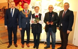 Zdjęcia z uroczystości Złotych God&oacute;w w Domu Ludowym w Zręcinie. Przedstawiają one występy męskiej sekcji Zespołu Śpiewaczego &bdquo;Chorkowianie&rdquo; w tradycyjnych strojach ludowych, oficjalne wystąpienie władz gminy Chork&oacute;wka oraz pamiątkowe kadry z jubilatami odznaczonymi Medalami za Długoletnie Pożycie Małżeńskie.