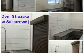 Zdjęcia pomieszczeń Domu Strażaka w Sulistrowej po remoncie. Widoczne nowe elementy wyposażenie kuchni oraz białe płytki na ścianie.. 