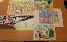 Prace plastyczne. Kilka prac prezentujących czynności wykonywane przez straż.