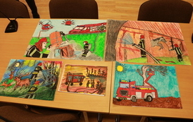 Prace plastyczne. Kilka prac prezentujących czynności wykonywane przez straż.