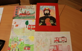 Prace plastyczne. Kilka prac prezentujących czynności wykonywane przez straż.