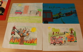 Prace plastyczne. Kilka prac prezentujących czynności wykonywane przez straż.