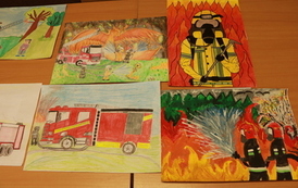 Prace plastyczne. Kilka prac prezentujących czynności wykonywane przez straż.