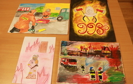 Prace plastyczne. Kilka prac prezentujących czynności wykonywane przez straż. 