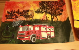 Praca wykonana farbami. Na pomarańczowym tle widoczny w&oacute;z strażacki. 