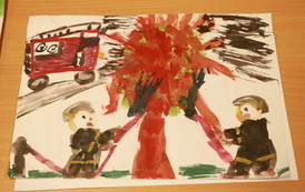 Rysunek drzewa. Na nim kotek oraz strażacy pomagający mu zejść. 