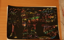 Praca wydrapywana. Czarne tło a na nim wydrapany zarys czynności wykonywanych przez straż pożarną. 