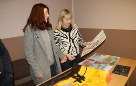 Na zdjęciu komisja konkursowa oceniająca prace plastyczne. 