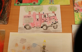 Prace plastyczne. Kilka prac prezentujących czynności wykonywane przez straż.