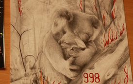 Praca wykonana oł&oacute;wkiem. Widoczne zwierzęta cierpiące podczas pożar&oacute;w. 