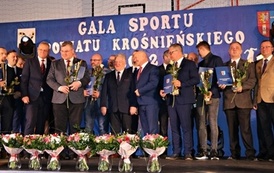 Zdjęcie grupowe nominowanych sportowc&oacute;w z Gminy Chork&oacute;wka oraz przedstawiciele władzy powiatowej i gminnej. 