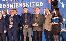 Na zdjęciu Stanisław Sajdak Radny Powiatu Krośnieńskiego oraz Grzegorz Węgrzynowski W&oacute;jt Gminy Chork&oacute;wka, a także pozostali nagrodzeni. 