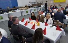 Zdjęciu 5 os&oacute;b przy stoliku, podczas Gali Sportu Powiatu Krośnieńskiego