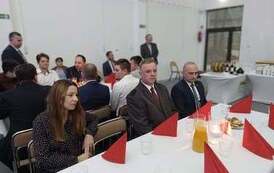 Zdjęciu 3 os&oacute;b przy stoliku, podczas Gali Sportu Powiatu Krośnieńskiego.  