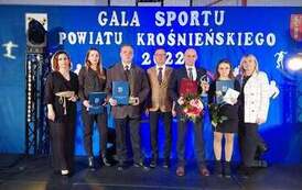 Zdjęcie grupowe nominowanych sportowc&oacute;w z Gminy Chork&oacute;wka oraz przedstawiciele władzy powiatowej i gminnej. 